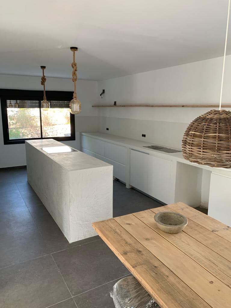 Cocina terminada en vivienda unifamiliar — Masel Construcción